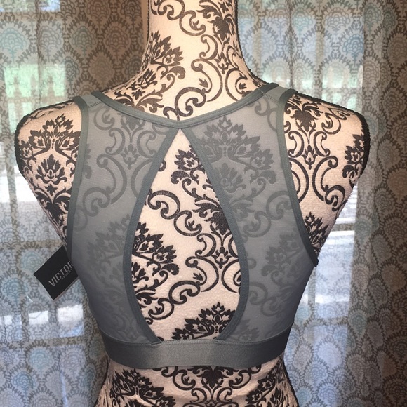 VS Sports Bra. NWT 💚 - Picture 2 of 5